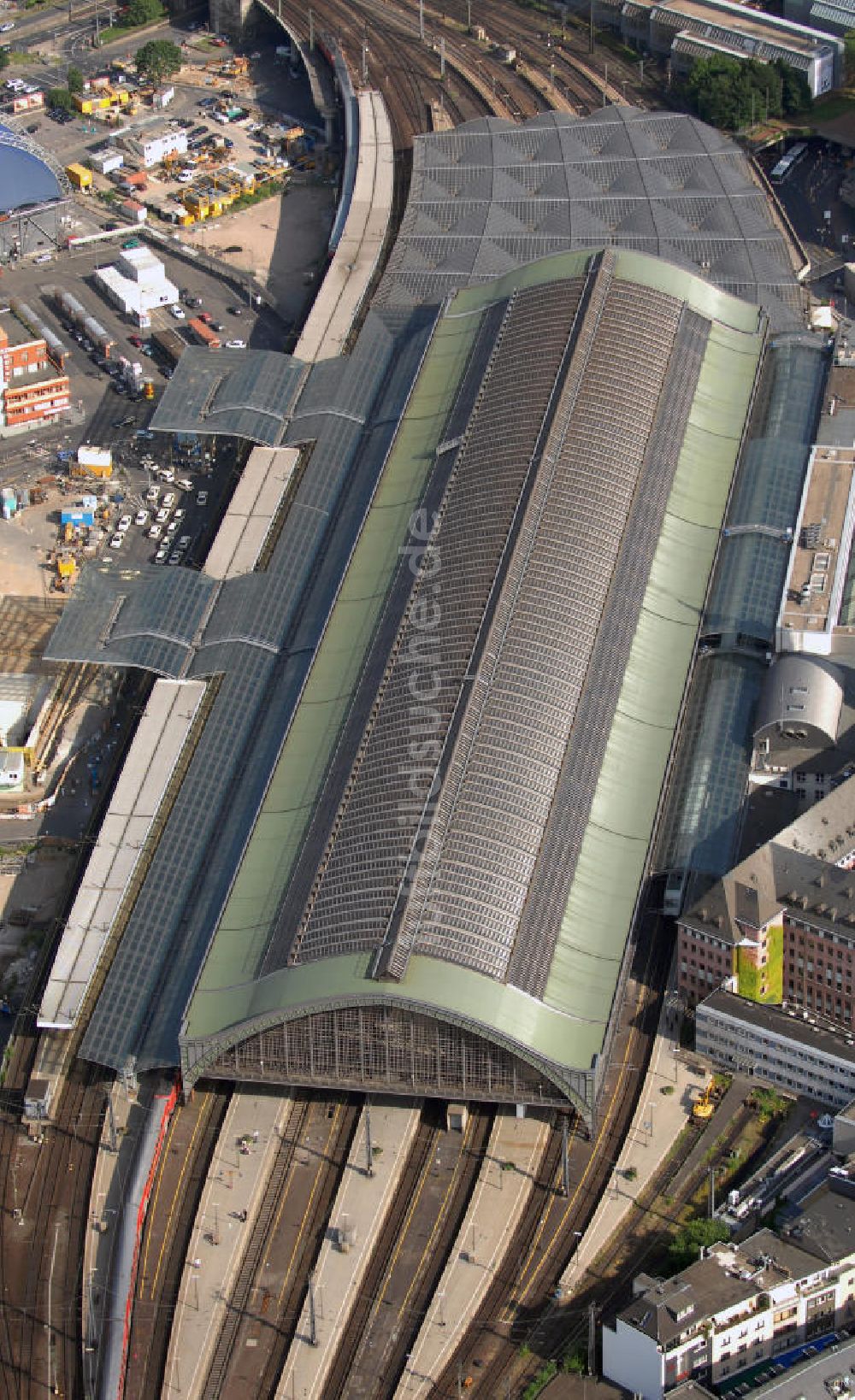 Luftbild Köln - Blick auf den Kölner Hauptbahnhof am Fuße des Kölner Doms im Stadtzentrum