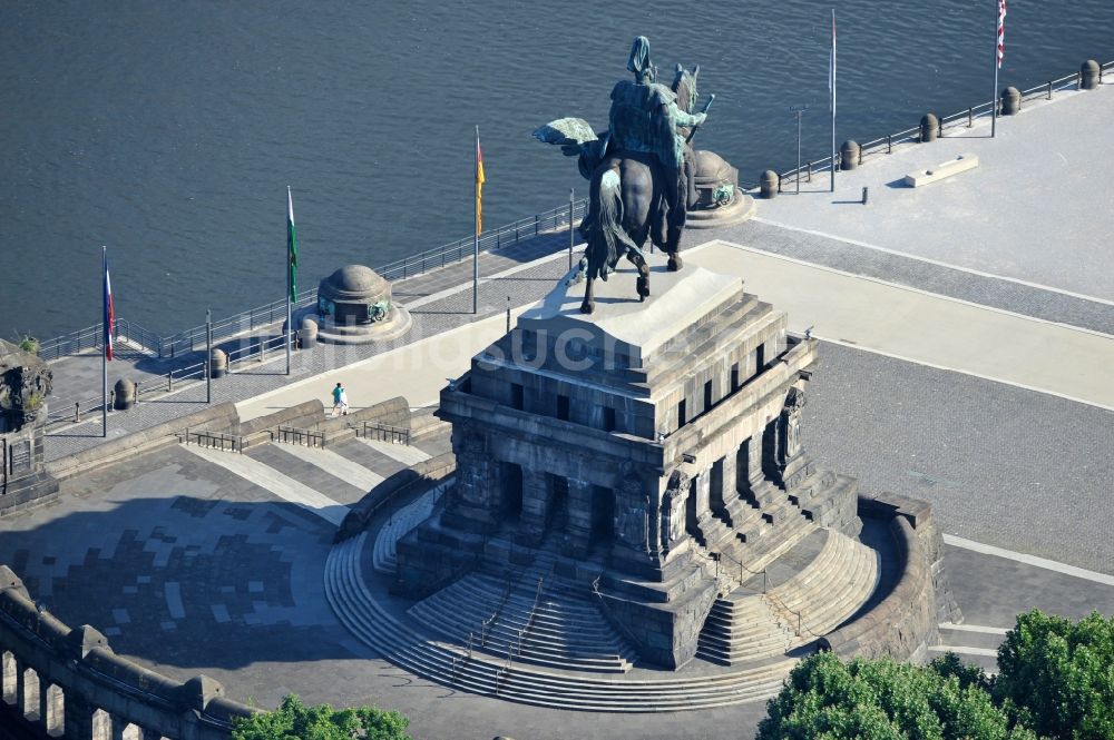 Koblenz aus der Vogelperspektive: Blick auf die künstlich aufgeschüttete Landzunge Deutsches Eck in Koblenz