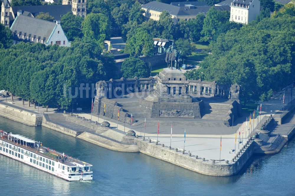 Luftbild Koblenz - Blick auf die künstlich aufgeschüttete Landzunge Deutsches Eck in Koblenz