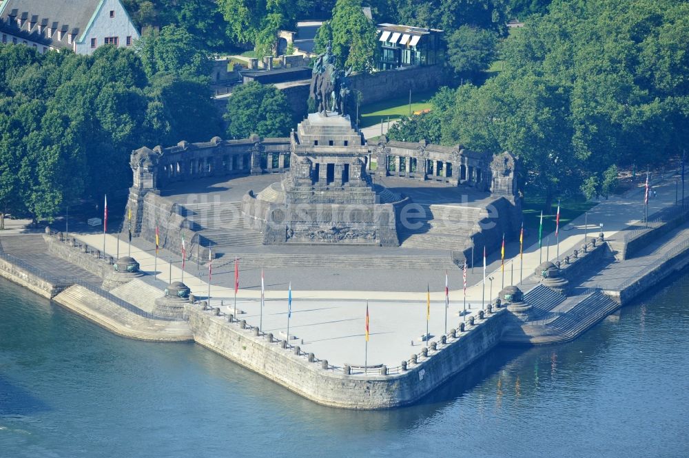 Luftaufnahme Koblenz - Blick auf die künstlich aufgeschüttete Landzunge Deutsches Eck in Koblenz