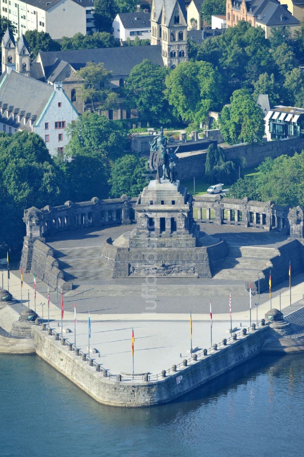 Koblenz aus der Vogelperspektive: Blick auf die künstlich aufgeschüttete Landzunge Deutsches Eck in Koblenz