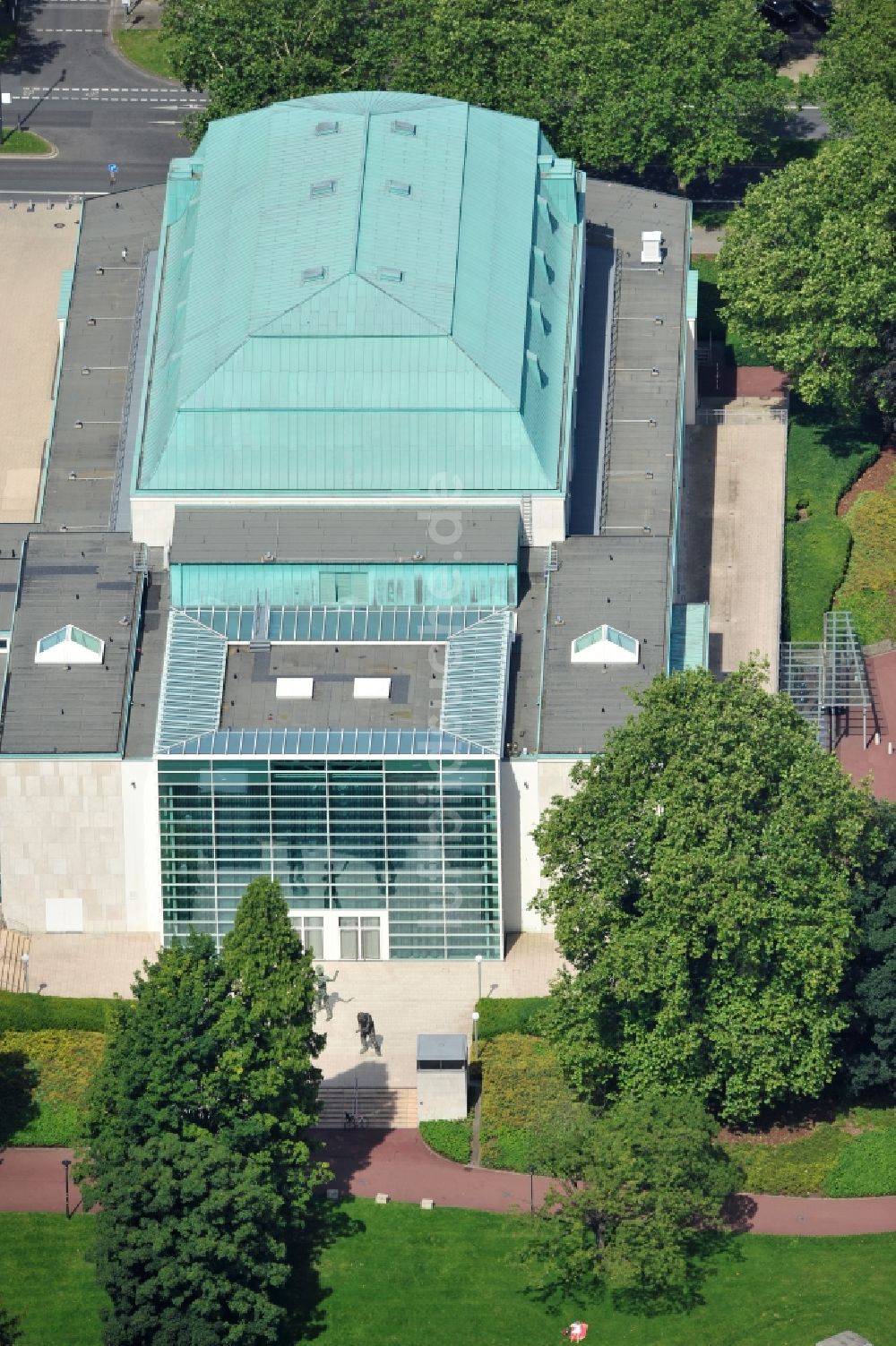 Luftaufnahme Essen - Blick auf das Konzerthaus am Rand des Stadtgartens in Essen im Bundesland Nordrhein-Westfalen