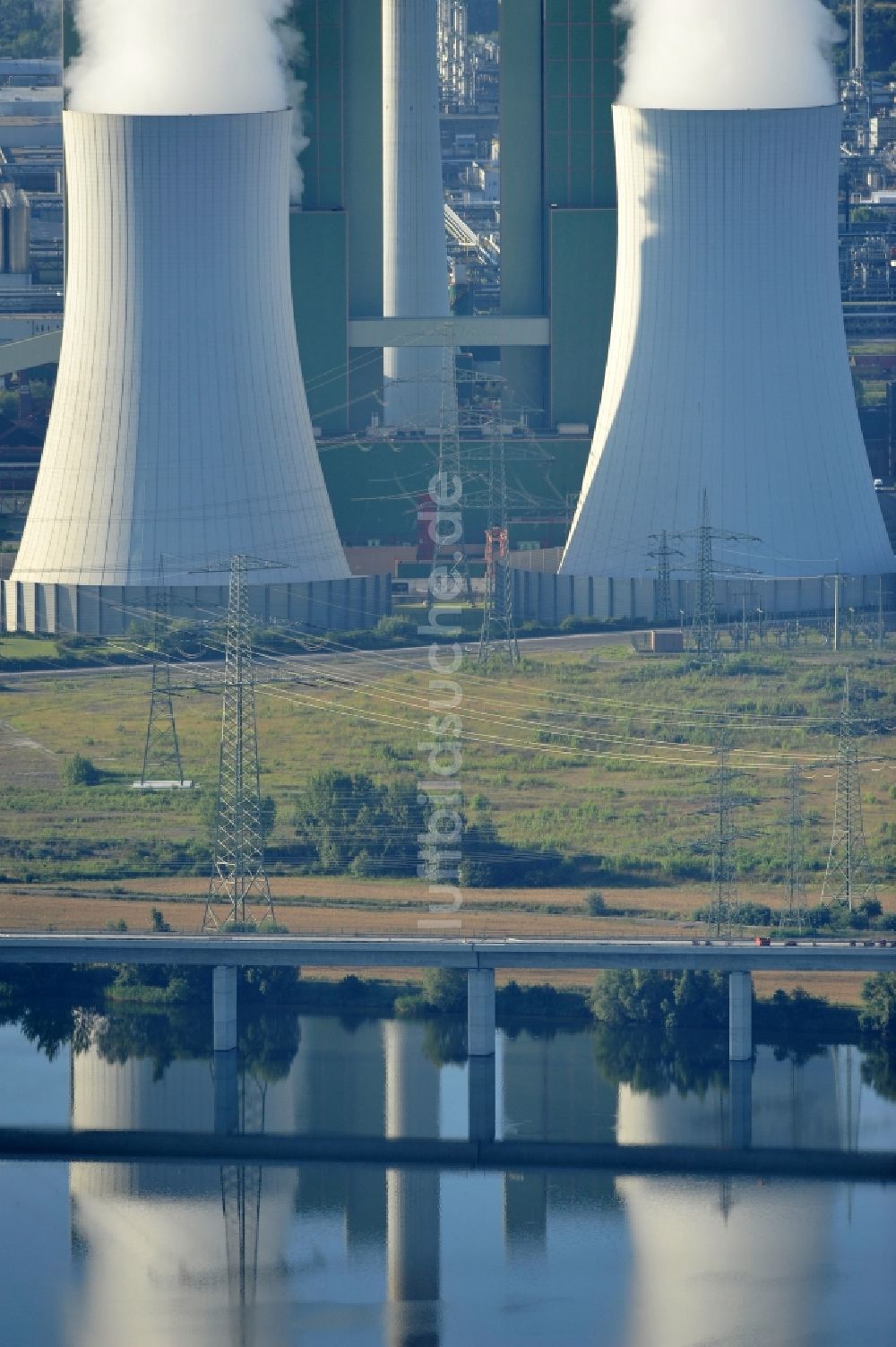 Luftbild Schkopau - Blick auf Kraftwerksschlote im Spiegelbild des Rattmansdorfer Teich in Schkopau im Bundesland Sachsen-Anhalt