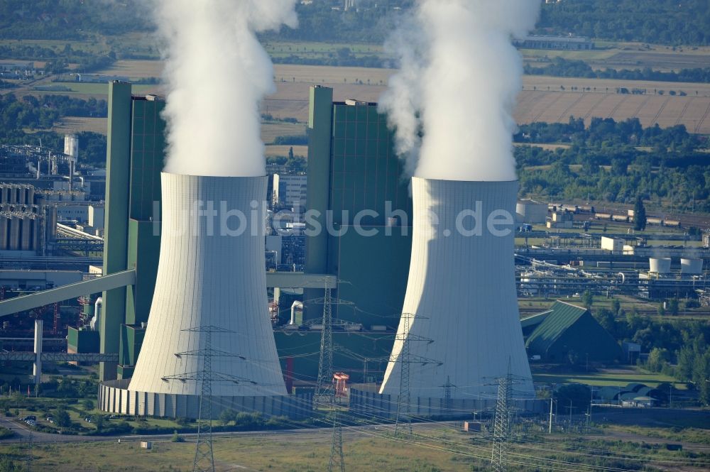 Schkopau von oben - Blick auf Kraftwerksschlote im Spiegelbild des Rattmansdorfer Teich in Schkopau im Bundesland Sachsen-Anhalt