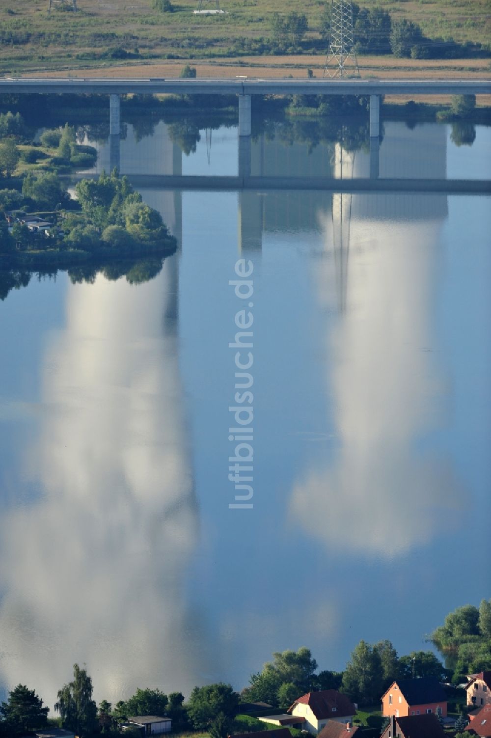 Schkopau aus der Vogelperspektive: Blick auf Kraftwerksschlote im Spiegelbild des Rattmansdorfer Teich in Schkopau im Bundesland Sachsen-Anhalt