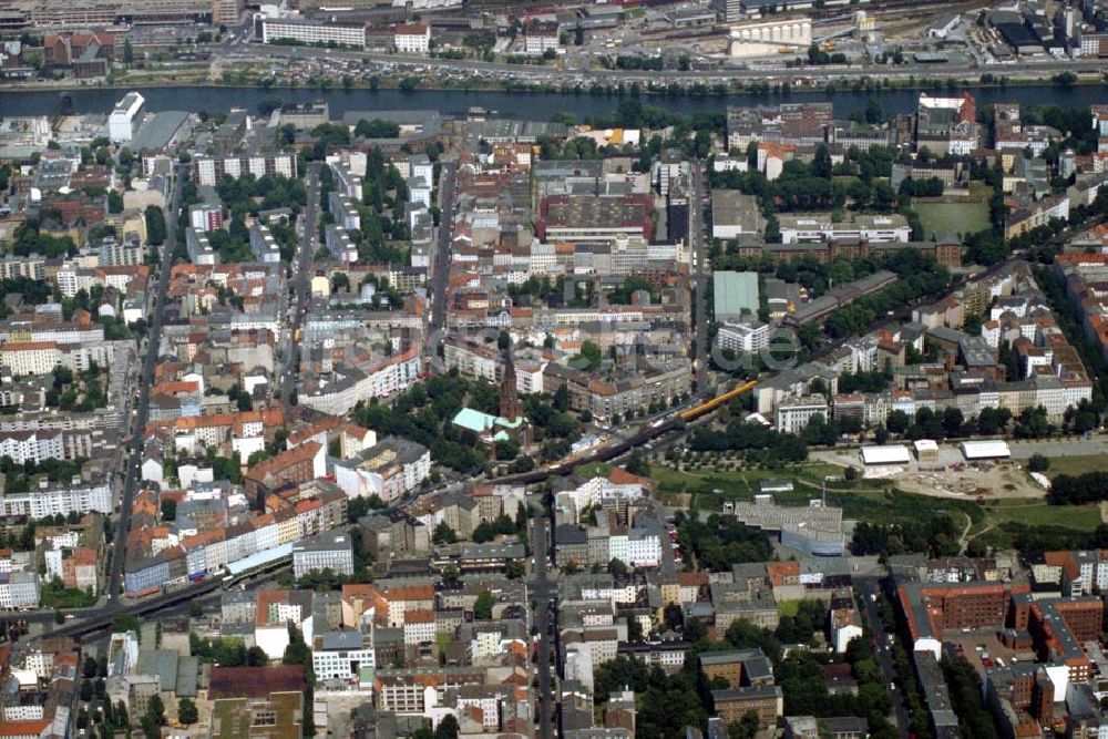 Berlin / Kreuzberg aus der Vogelperspektive: Blick auf Kreuzberg Görlitzer U-Bhf, Skalitzer str. East-Side-Gallery