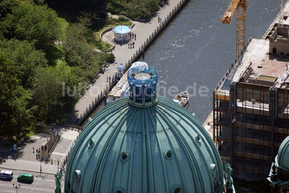 Luftaufnahme Berlin - Blick auf die kreuzlose Kuppel des Berliner Doms