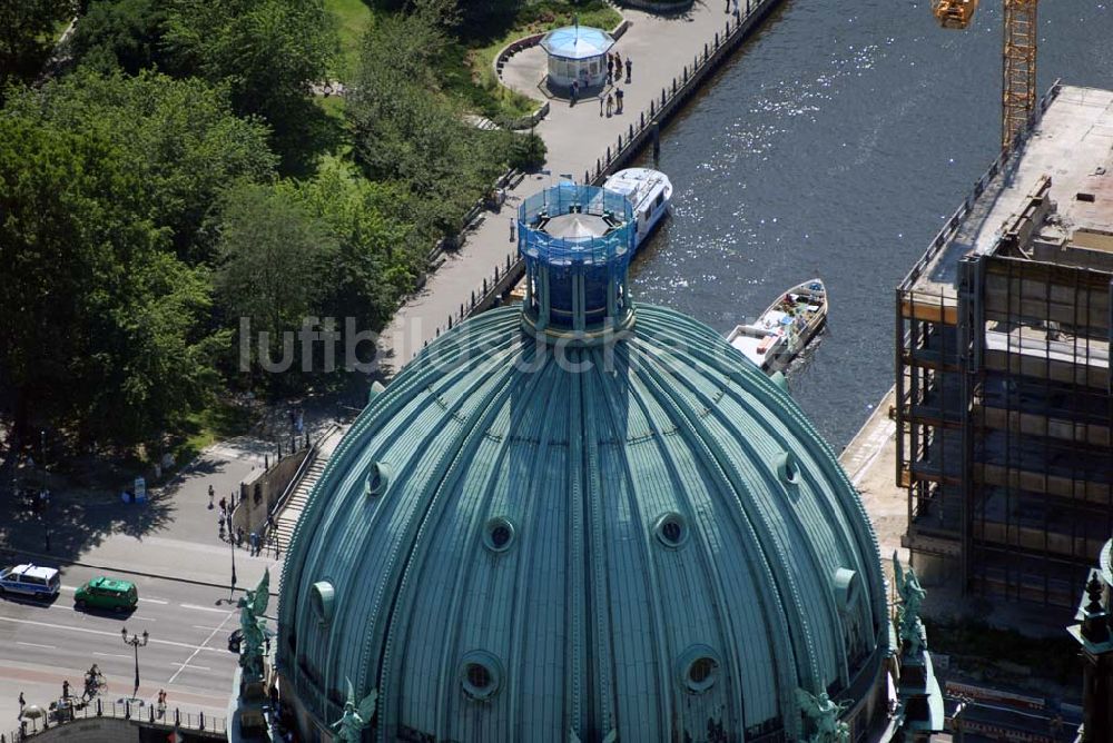 Berlin von oben - Blick auf die kreuzlose Kuppel des Berliner Doms