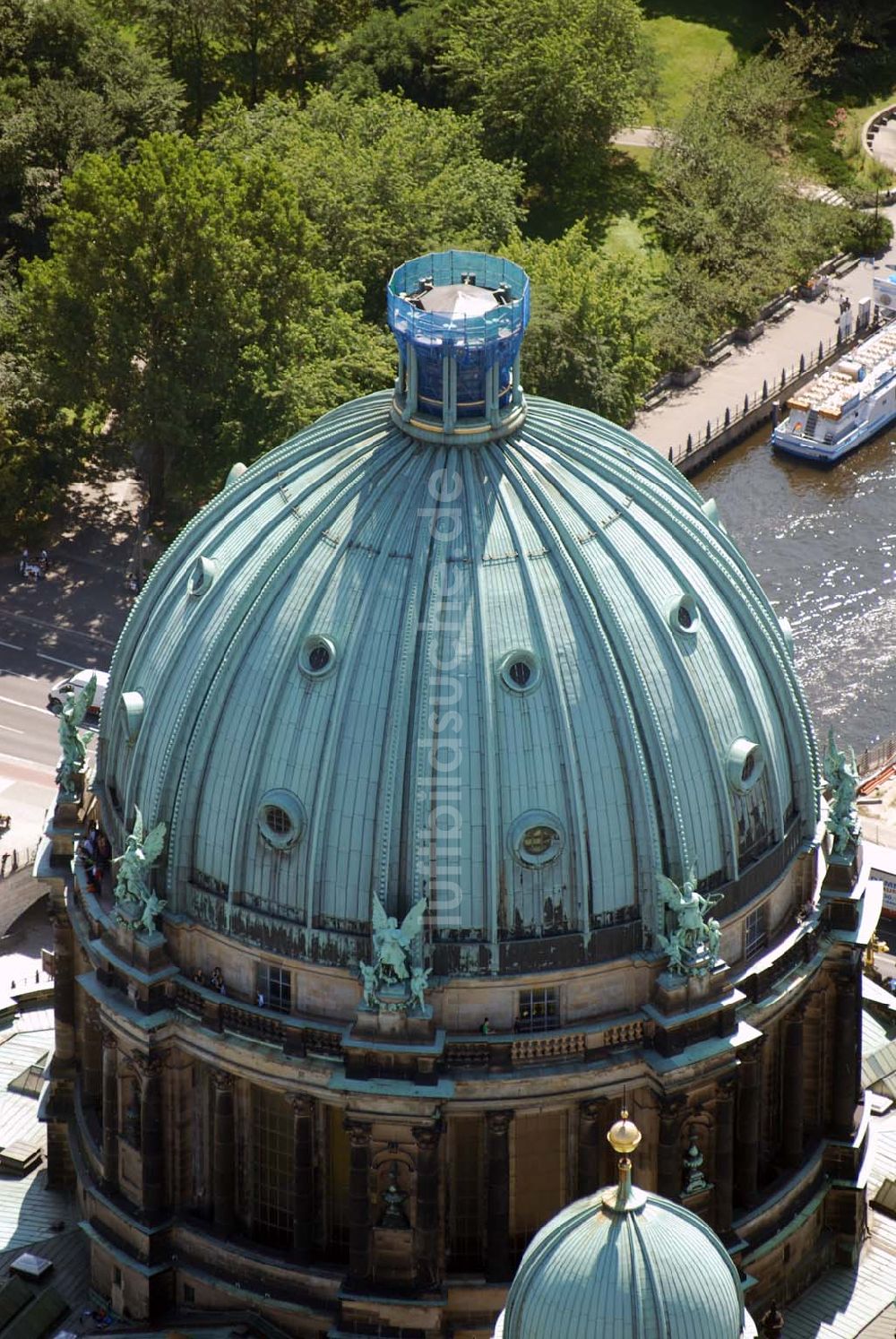 Berlin aus der Vogelperspektive: Blick auf die kreuzlose Kuppel des Berliner Doms