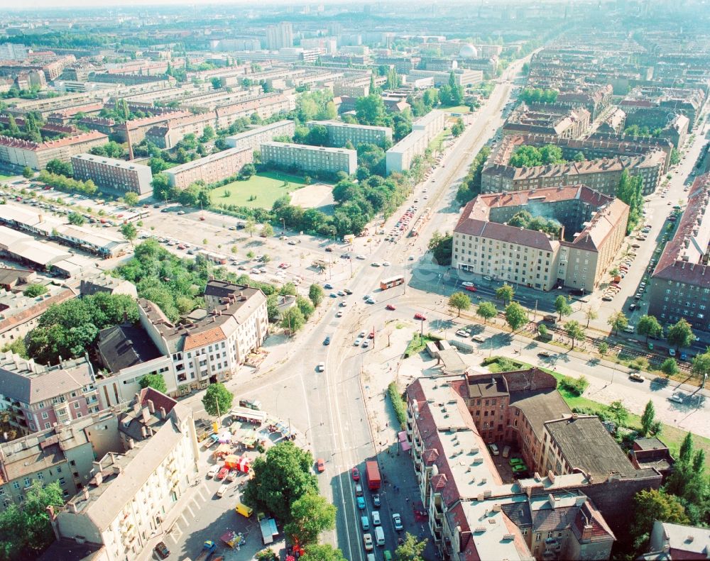 Luftaufnahme Berlin - Blick auf die Kreuzung Prenzlauer Prommenade, Wisbyer Straße und Gustav Adolf Straße in Berlin Prenzlauer Berg