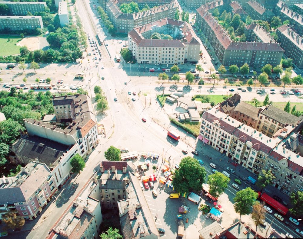 Berlin von oben - Blick auf die Kreuzung Prenzlauer Prommenade, Wisbyer Straße und Gustav Adolf Straße in Berlin Prenzlauer Berg