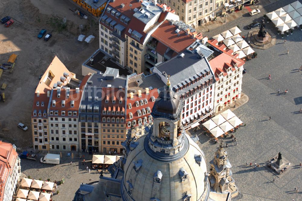 Dresden aus der Vogelperspektive: Blick auf die Kuppel der Dresdner Frauenkirche und ein dahinterliegendes Wohnhaus