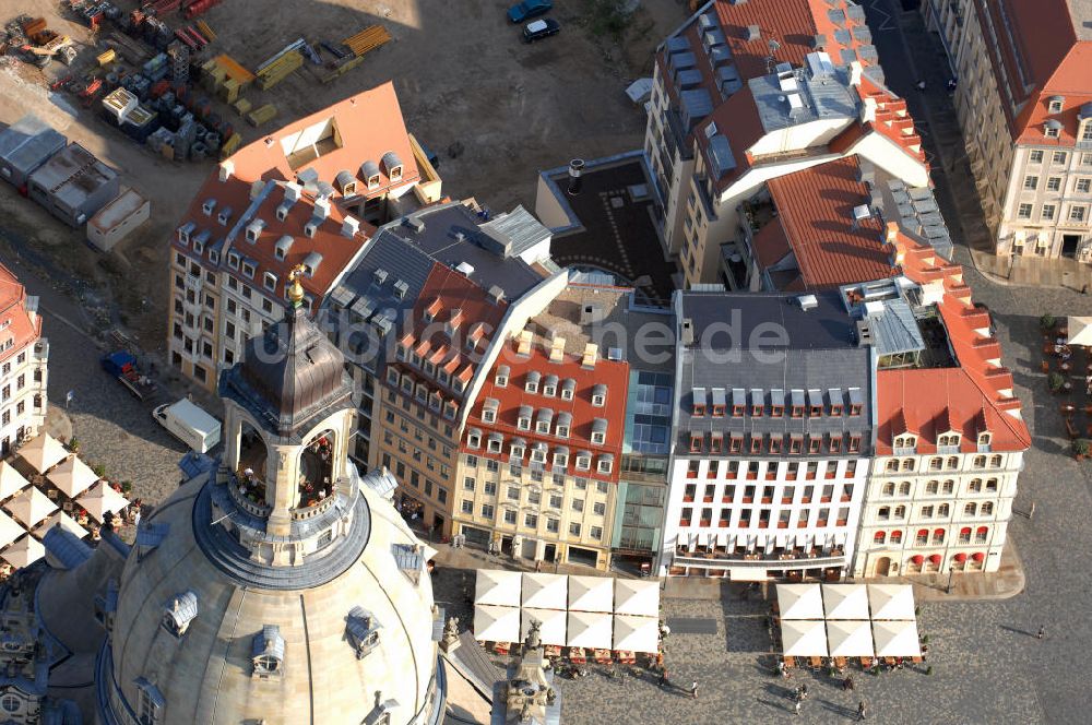 Luftbild Dresden - Blick auf die Kuppel der Dresdner Frauenkirche und ein dahinterliegendes Wohnhaus