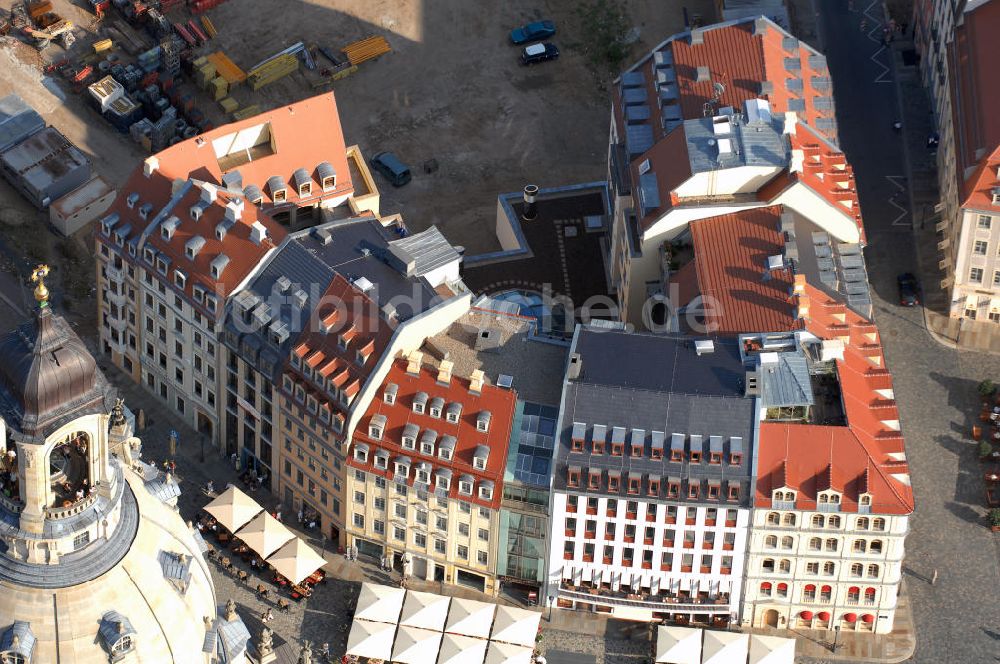 Luftaufnahme Dresden - Blick auf die Kuppel der Dresdner Frauenkirche und ein dahinterliegendes Wohnhaus