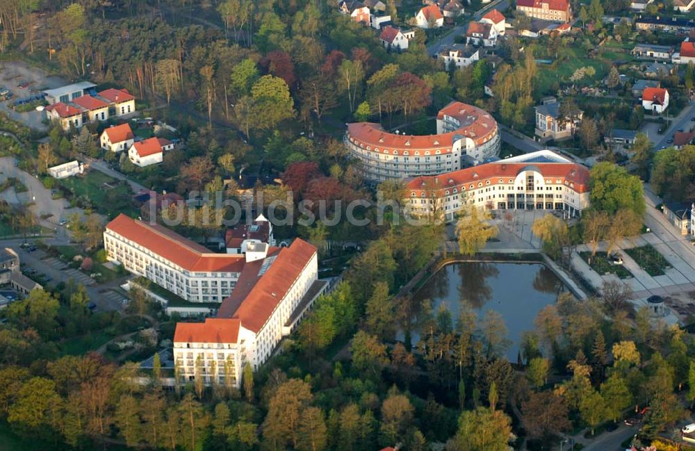 Luftaufnahme Bad Schmiedeberg - Blick auf das Kurmittelhaus, die Rehaklinik und das 1908 erbaute Jugendstil-Kurhaus in Bad Schmiedeberg