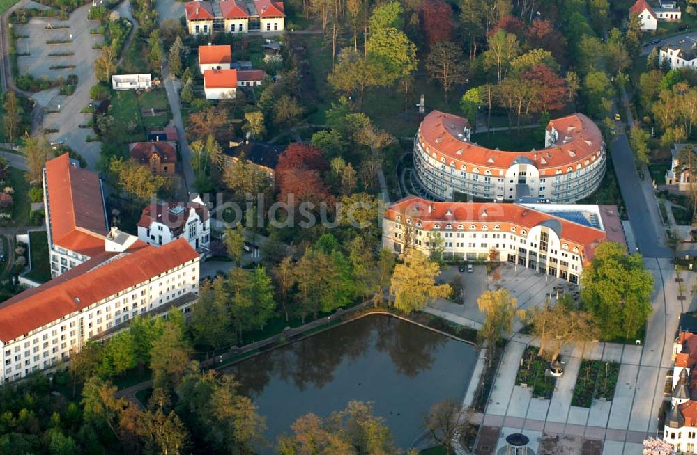 Luftaufnahme Bad Schmiedeberg - Blick auf das Kurmittelhaus, die Rehaklinik und das 1908 erbaute Jugendstil-Kurhaus in Bad Schmiedeberg