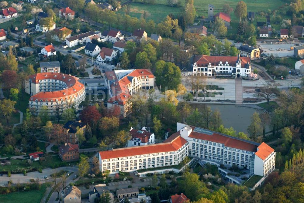 Luftaufnahme Bad Schmiedeberg - Blick auf das Kurmittelhaus, die Rehaklinik und das 1908 erbaute Jugendstil-Kurhaus in Bad Schmiedeberg