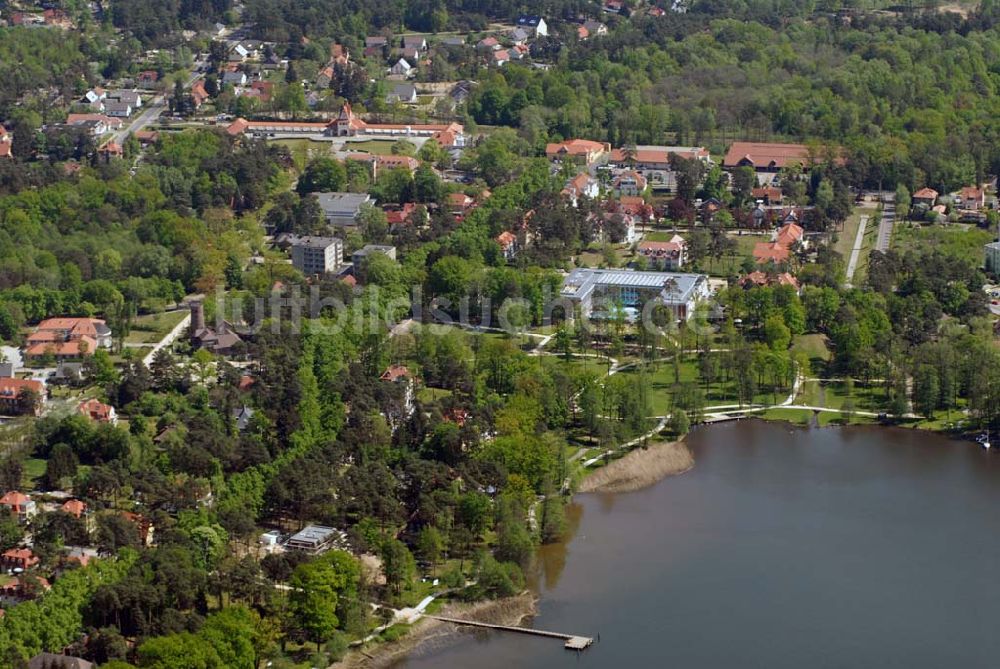 Bad Saarow am Scharmützelsee (Brandenburg) von oben - Blick auf den Kurpark Bad Saarow mit der Saarow-Therme und dem Bahnhof