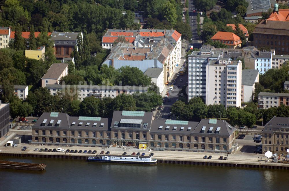 Luftbild Berlin - Blick auf eine Lagerhalle am Berliner Osthafen