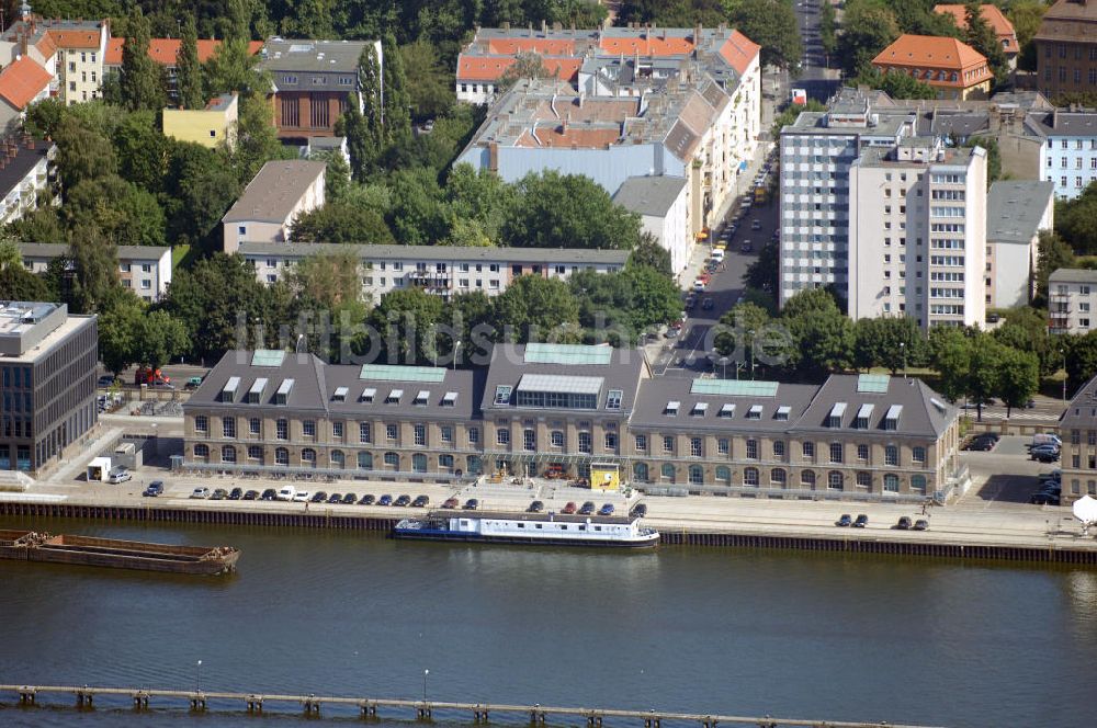 Luftaufnahme Berlin - Blick auf eine Lagerhalle am Berliner Osthafen