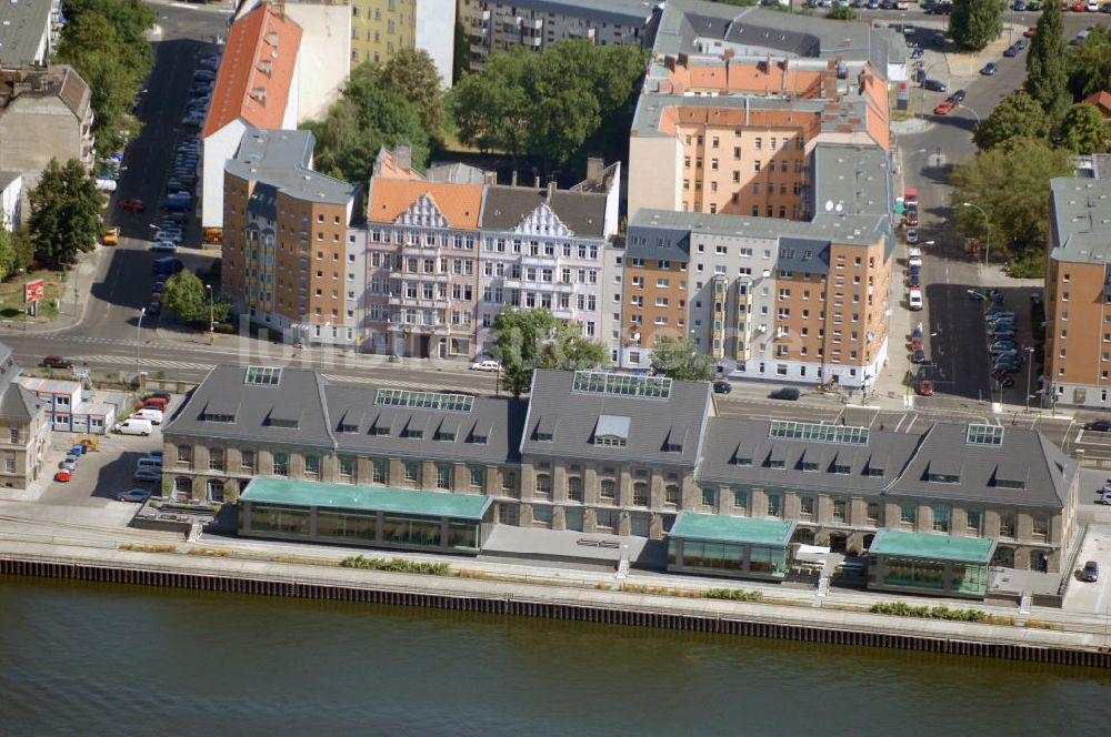 Berlin von oben - Blick auf eine Lagerhalle am Berliner Osthafen