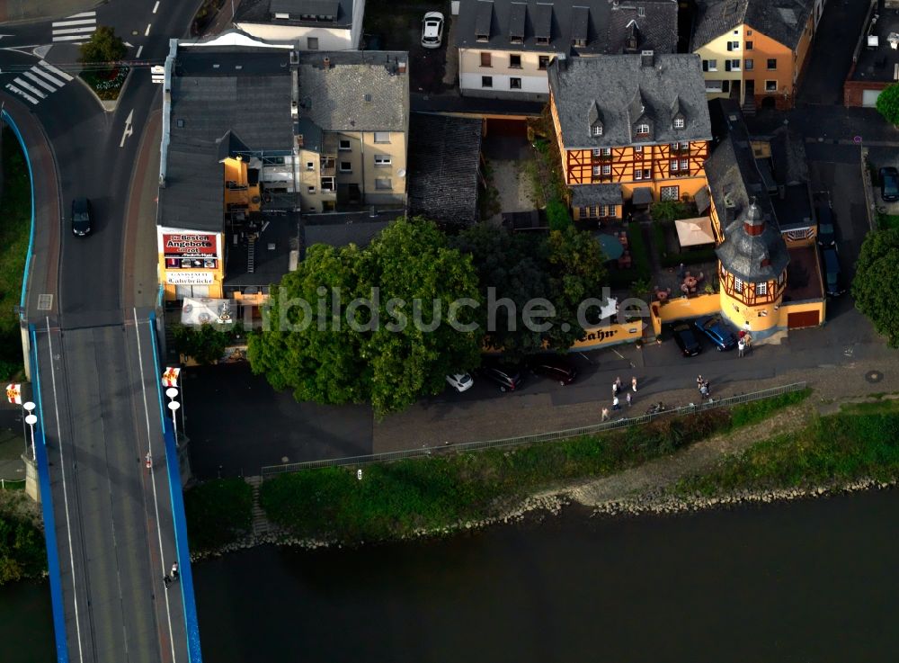 Lahnstein von oben - Blick auf die Lahnbrücke und Das historische Wirtshaus an der Lahn in Lahnstein im Bundesland Rheinland-Pfalz