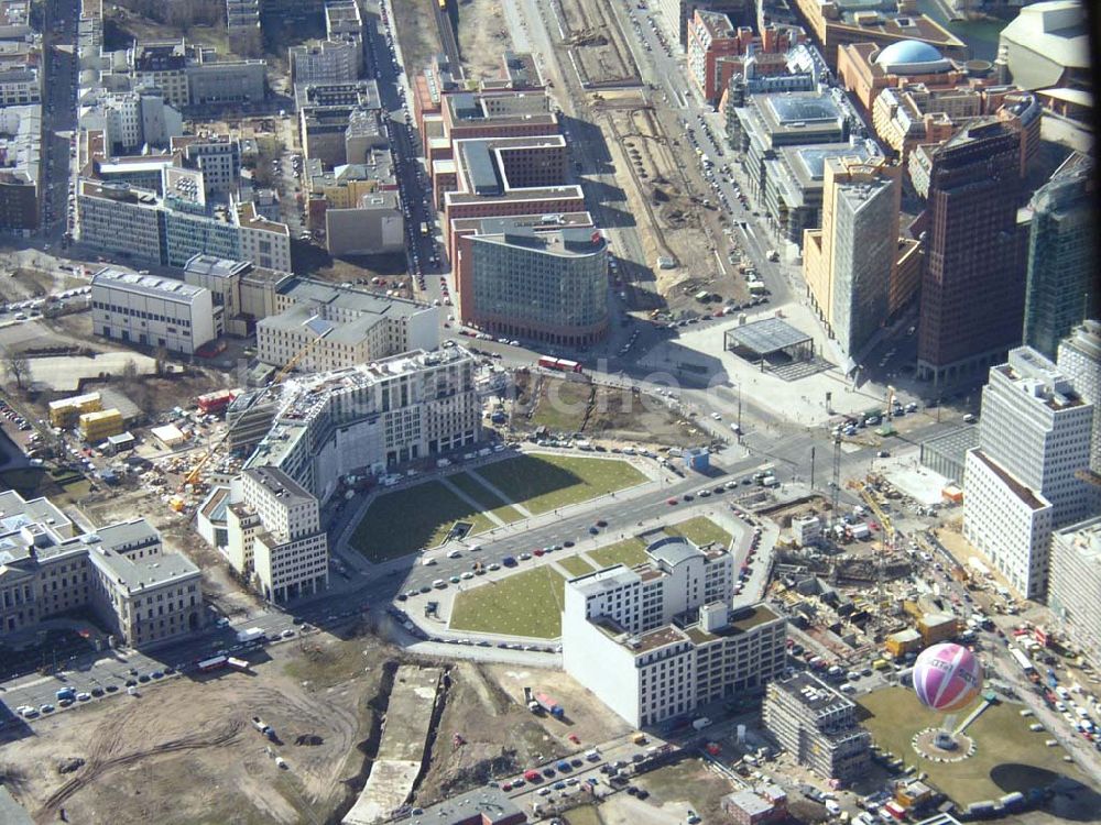 Berlin aus der Vogelperspektive: Blick auf den Leipziger Platz. 13.03.03