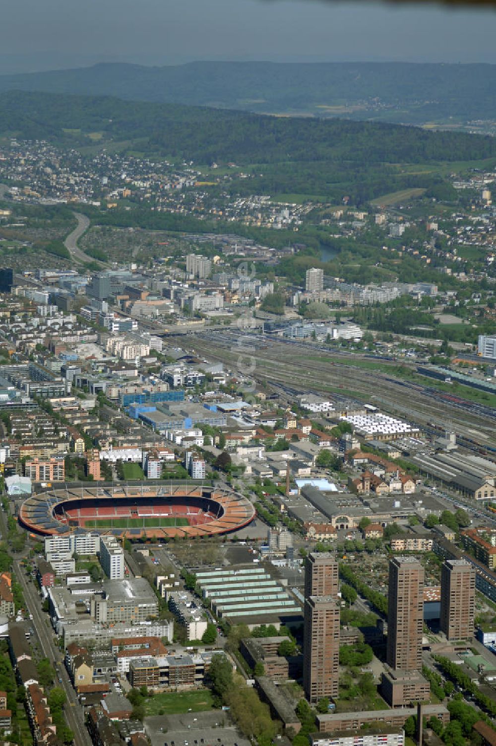 Luftaufnahme ZÜRICH - Blick auf das Letzigrund Stadion in Zürich