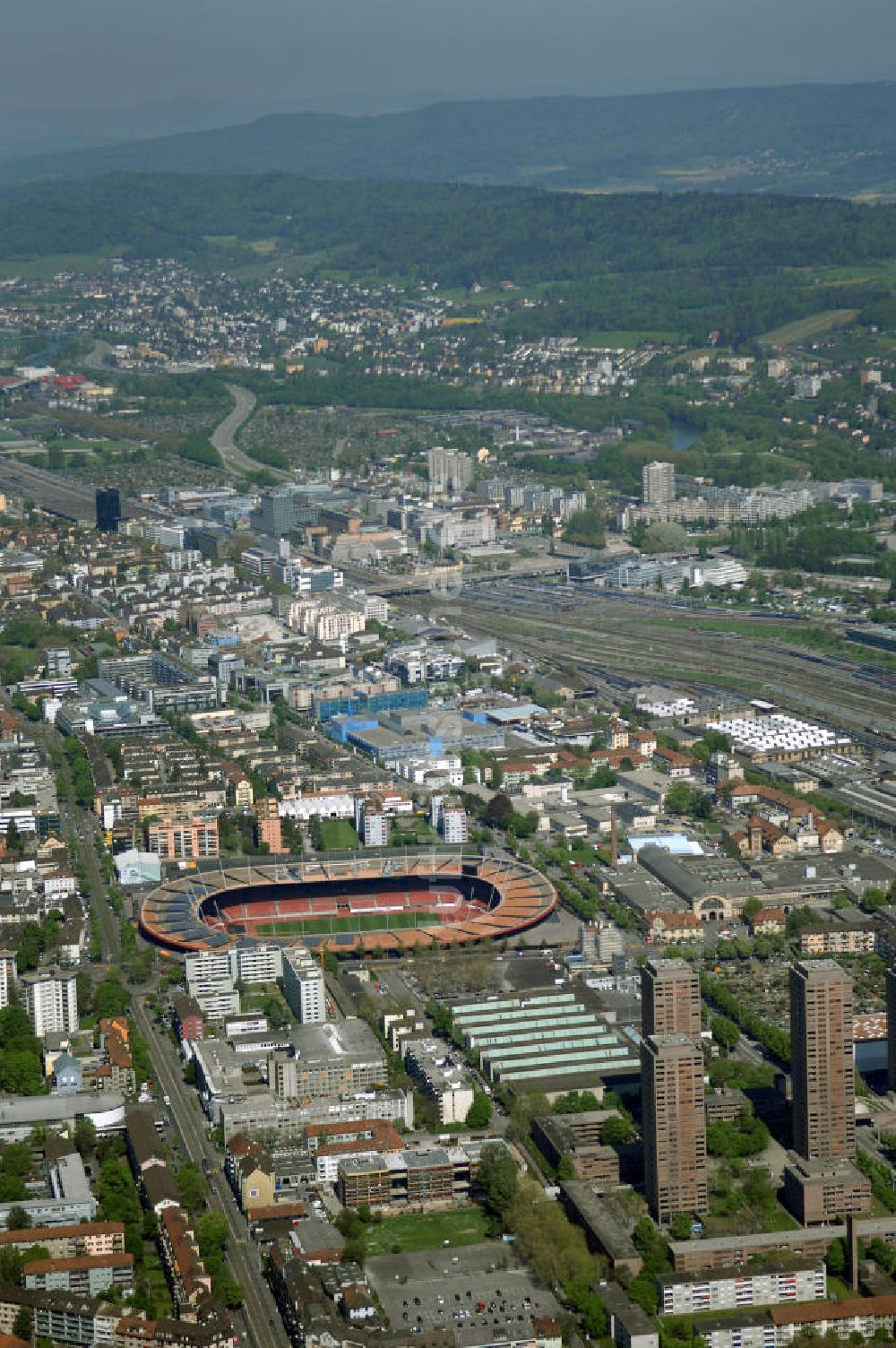 ZÜRICH von oben - Blick auf das Letzigrund Stadion in Zürich