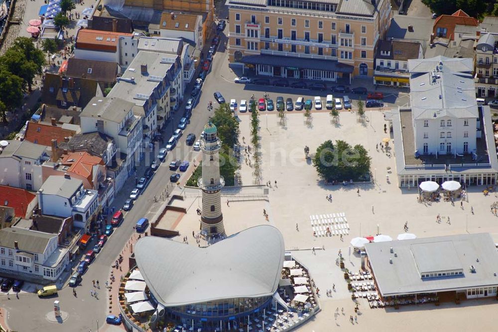 Luftaufnahme Warnemünde - Blick auf den Leuchtturm von Warnemünde mit dem Teepott