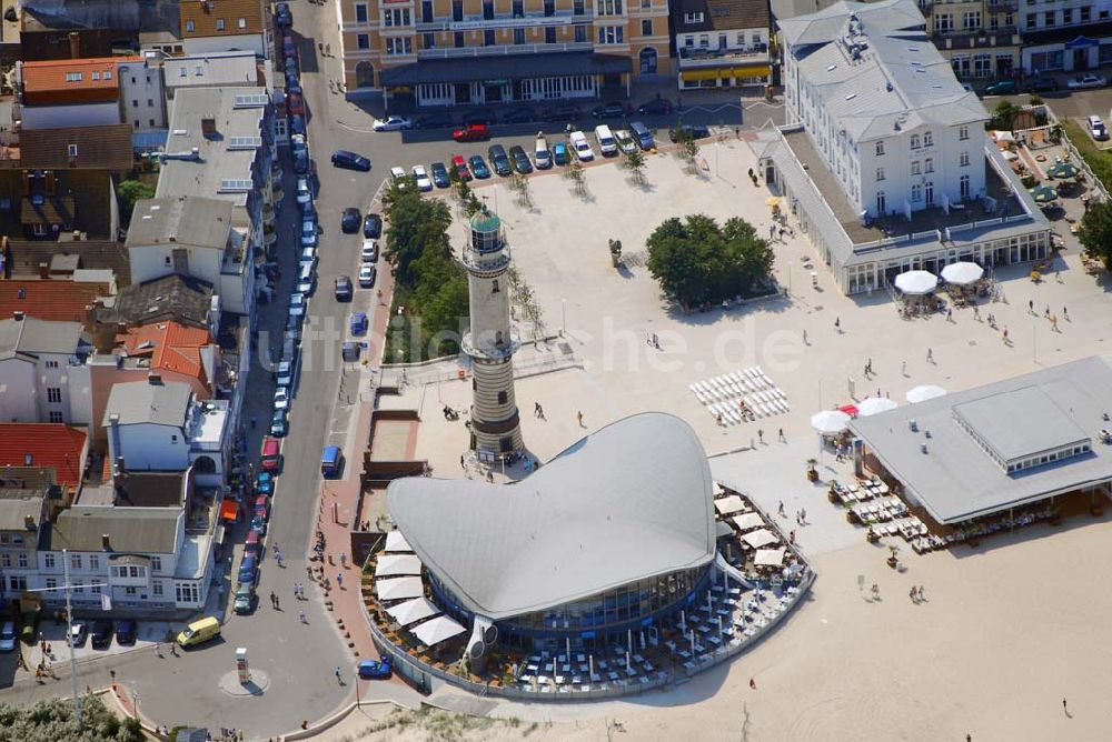 Warnemünde aus der Vogelperspektive: Blick auf den Leuchtturm von Warnemünde mit dem Teepott