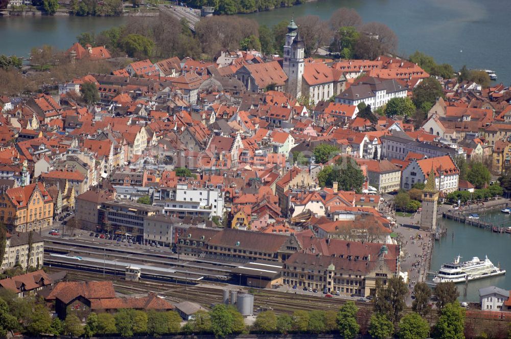 Luftaufnahme Lindau - Blick auf die Lindau Insel mit Altstadt, Stadtbahnhof, Hafen, der Kirche St. Stephan sowie der Stiftskirche