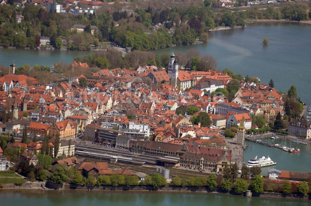 Luftbild Lindau - Blick auf die Lindau Insel mit Stadtbahnhof und Hafen