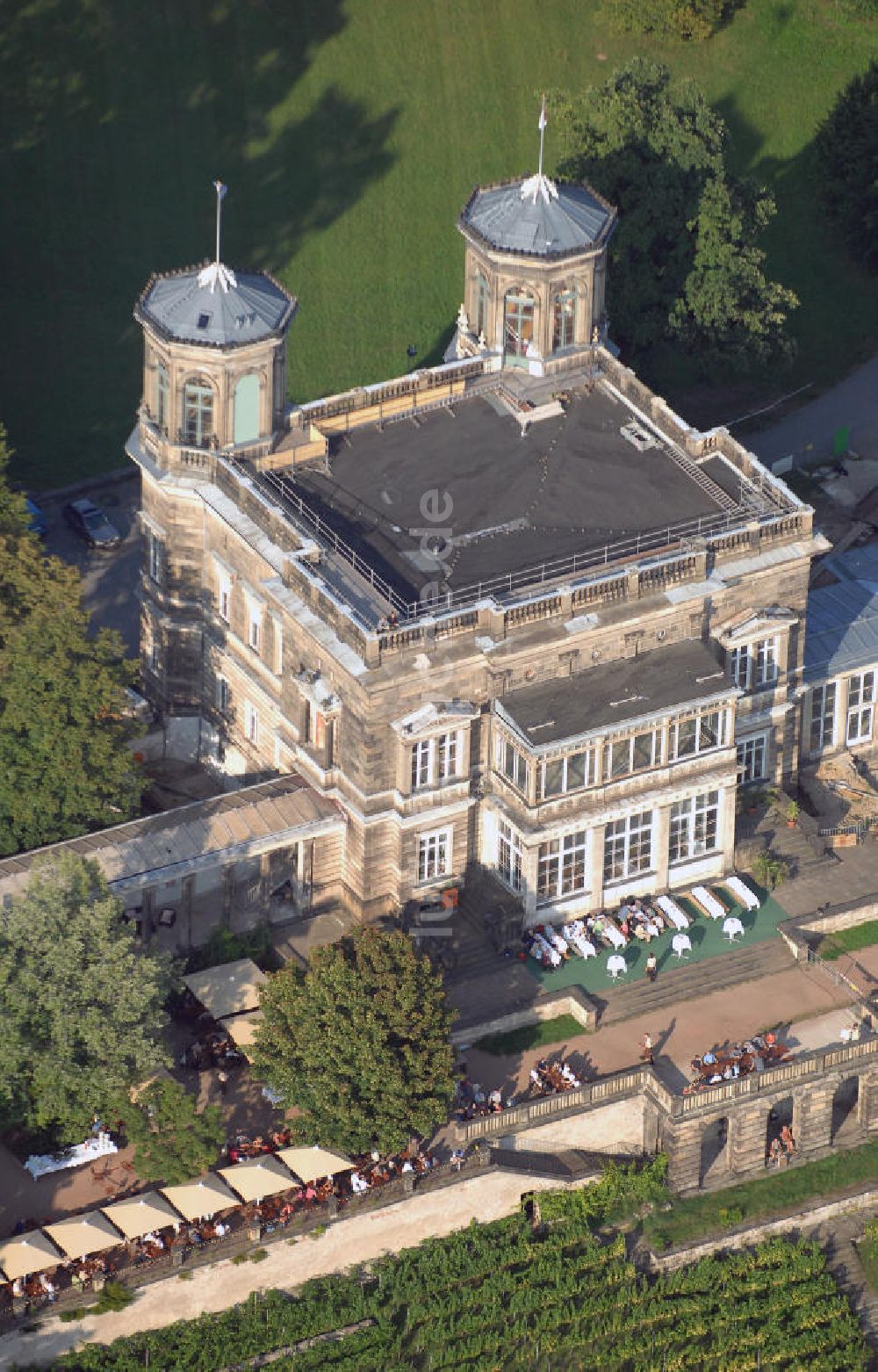 Dresden aus der Vogelperspektive: Blick auf das Lingnerschloss bzw. Villa Stockhausen im Elbtal in Dresden