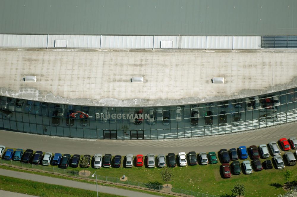 Luftaufnahme Rostock - Blick auf die Längsseite eines Autohauses in Rostock Reutershagen