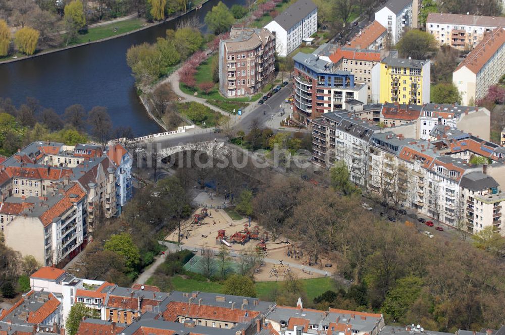 Luftaufnahme Berlin - Blick auf die Lohmühlenbrücke, die Wohngebiete am Maybachufer sowie einen Spielplatz