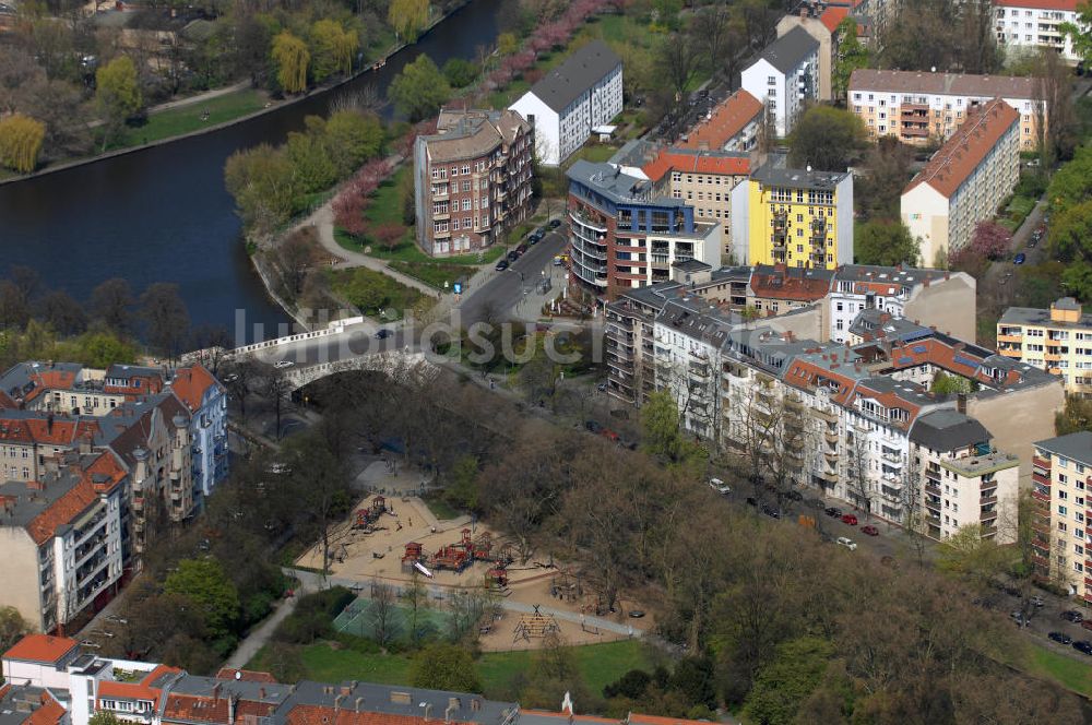 Berlin von oben - Blick auf die Lohmühlenbrücke, die Wohngebiete am Maybachufer sowie einen Spielplatz