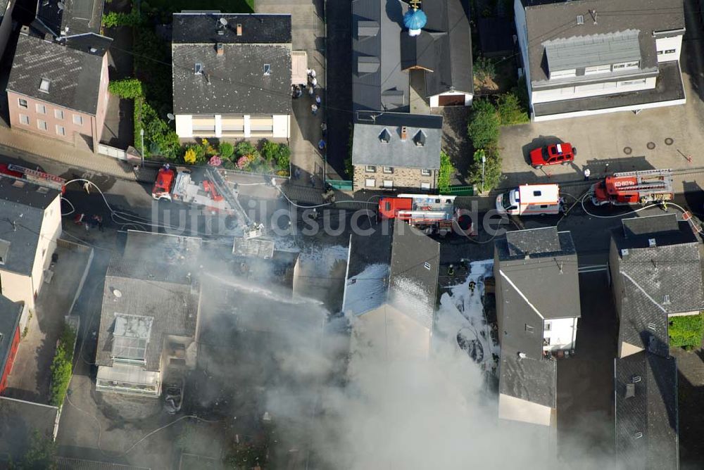 Koblenz Metternich aus der Vogelperspektive: Blick auf Löscharbeiten an einem Wohnhausbrand in der Nähe der B258 Rübenacher Straße im Koblenzer Stadtteil Metternich