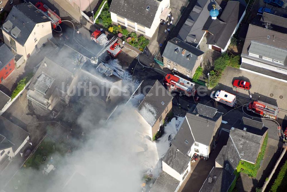 Luftbild Koblenz Metternich - Blick auf Löscharbeiten an einem Wohnhausbrand in der Nähe der B258 Rübenacher Straße im Koblenzer Stadtteil Metternich