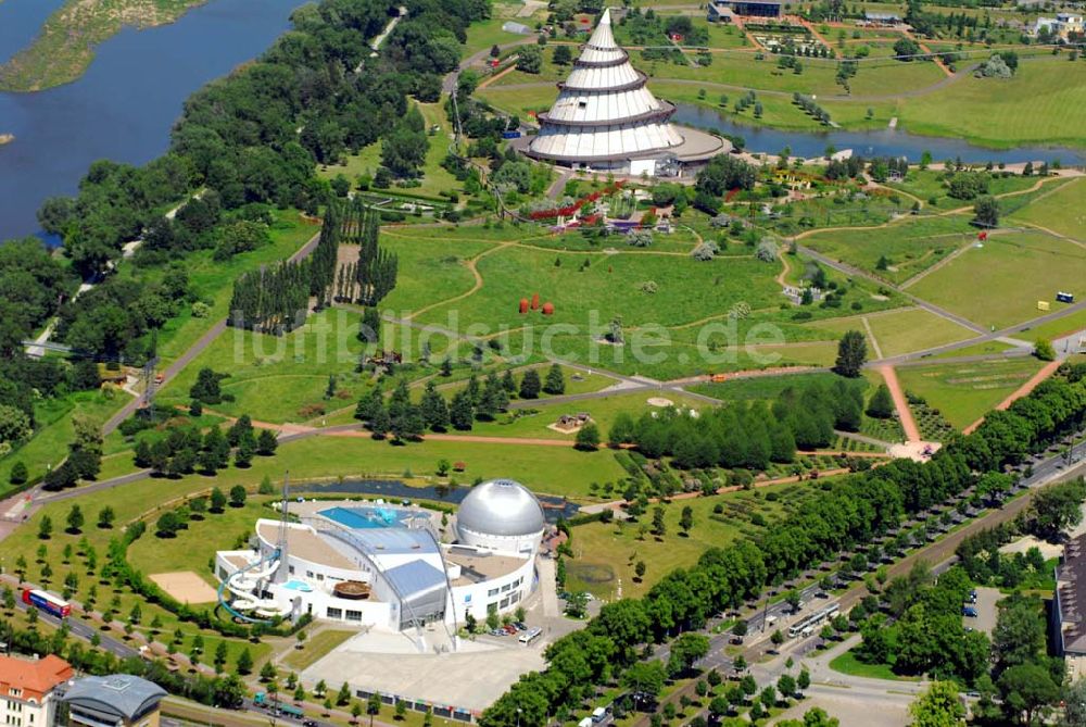 Magdeburg aus der Vogelperspektive: Blick auf den Magdeburger Elbauenpark mit Jahrtausendturm und dem Erlebnisbad NAUTICA