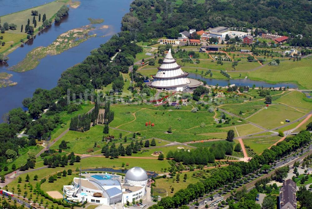 Luftbild Magdeburg - Blick auf den Magdeburger Elbauenpark mit Jahrtausendturm und dem Erlebnisbad NAUTICA