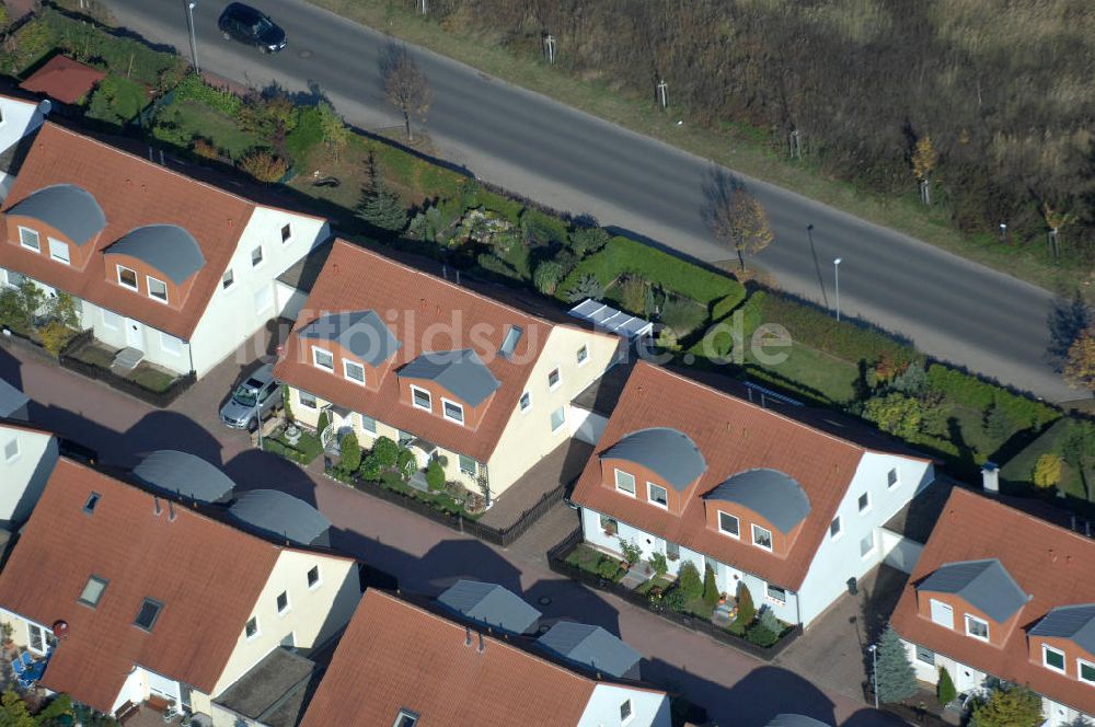 Panketal von oben - Blick auf die Mehrfamilienhaus- Wohngebiet zwischen Eichenring, Lindenberger Straße und Karower Straße in Panketal Ortsteil Schwanebeck Neu-Buch