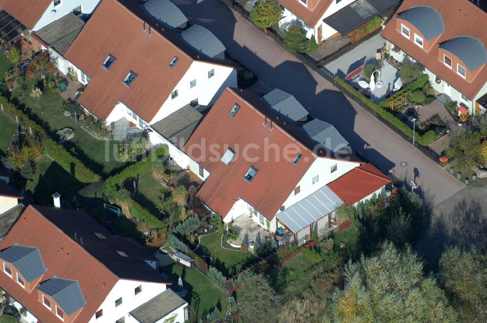 Panketal von oben - Blick auf die Mehrfamilienhaus- Wohngebiet zwischen Eichenring, Lindenberger Straße und Karower Straße in Panketal Ortsteil Schwanebeck Neu-Buch