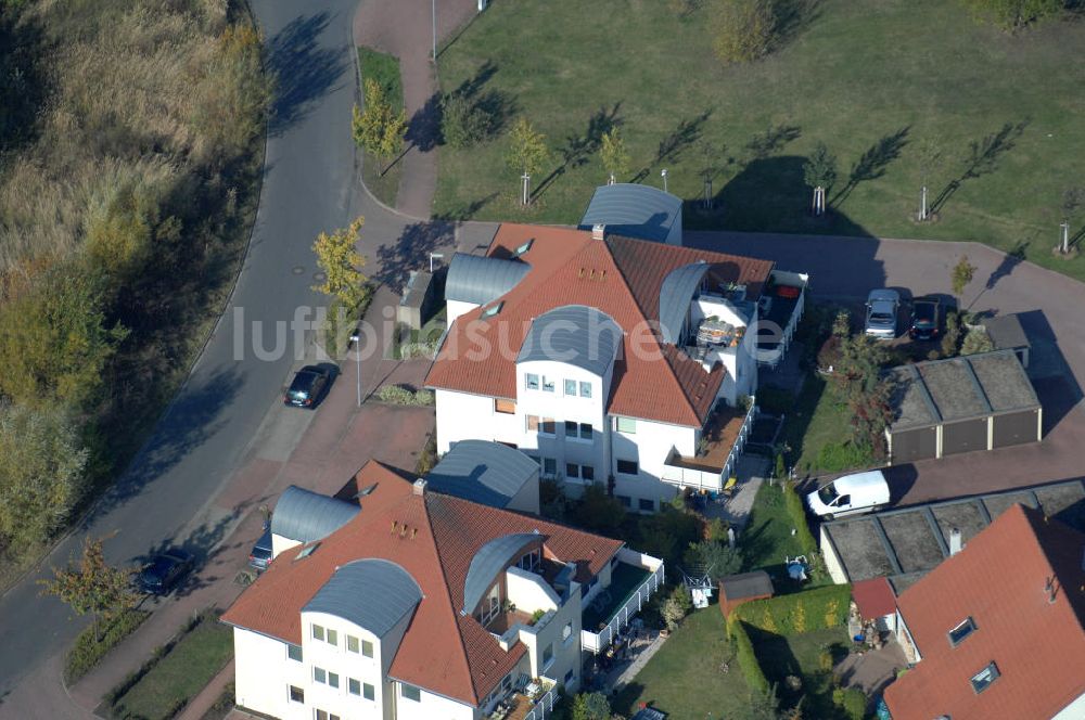 Panketal von oben - Blick auf die Mehrfamilienhaus- Wohngebiet zwischen Eichenring, Lindenberger Straße und Karower Straße in Panketal Ortsteil Schwanebeck Neu-Buch