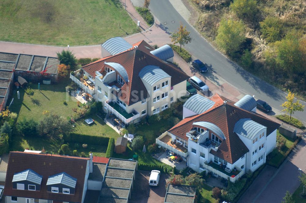 Panketal von oben - Blick auf die Mehrfamilienhaus- Wohngebiet zwischen Eichenring, Lindenberger Straße und Karower Straße in Panketal Ortsteil Schwanebeck Neu-Buch