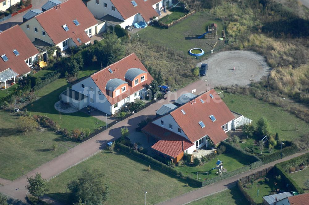 Panketal von oben - Blick auf die Mehrfamilienhaus- Wohngebiet zwischen Eichenring, Lindenberger Straße und Karower Straße in Panketal Ortsteil Schwanebeck Neu-Buch