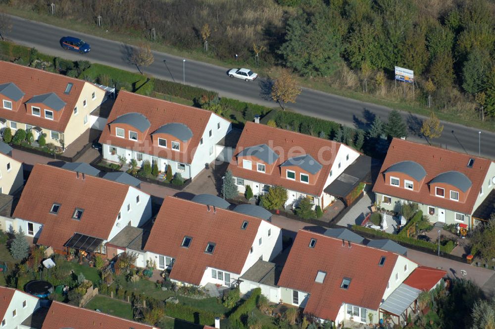 Panketal von oben - Blick auf die Mehrfamilienhaus- Wohngebiet zwischen Eichenring, Lindenberger Straße und Karower Straße in Panketal Ortsteil Schwanebeck Neu-Buch