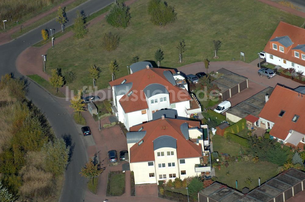 Luftaufnahme Panketal - Blick auf die Mehrfamilienhaus- Wohngebiet zwischen Eichenring, Lindenberger Straße und Karower Straße in Panketal Ortsteil Schwanebeck Neu-Buch