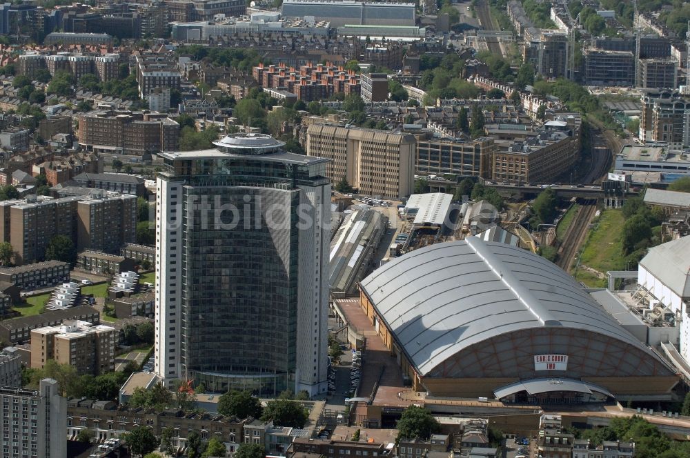 London aus der Vogelperspektive: Blick auf die Mehrzweckhalle Earls Court Two und das Hochhaus Empress State Building in London