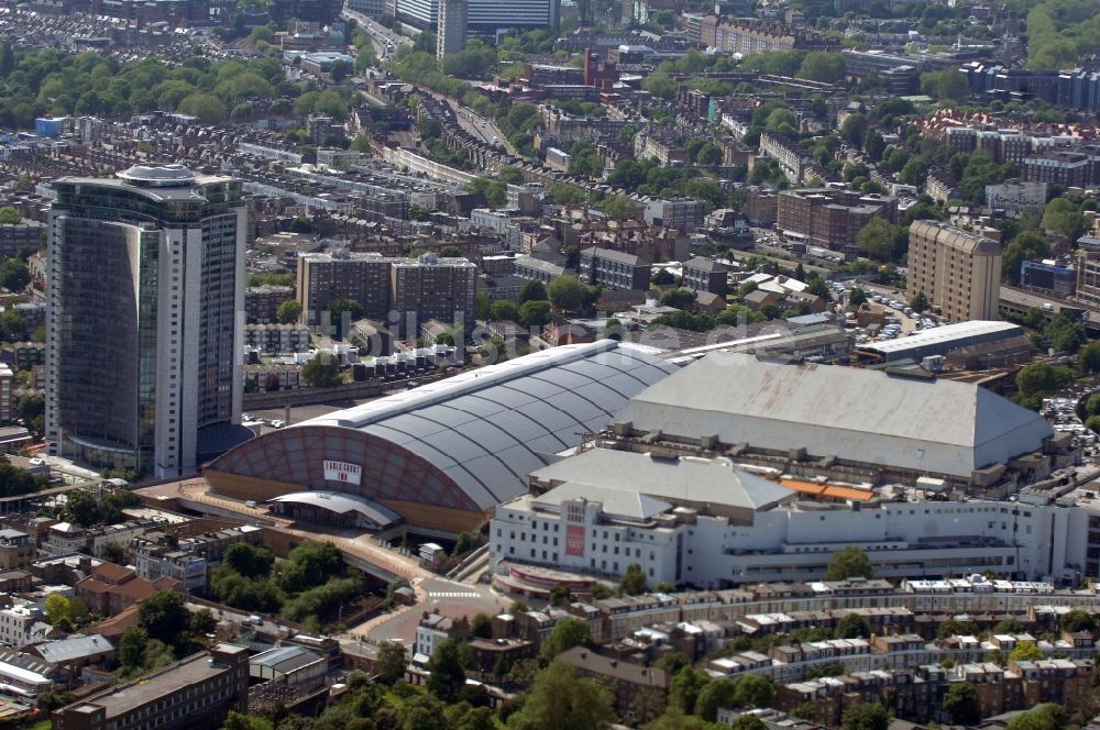 Luftbild London - Blick auf die Mehrzweckhalle Earls Court Two und das Hochhaus Empress State Building in London